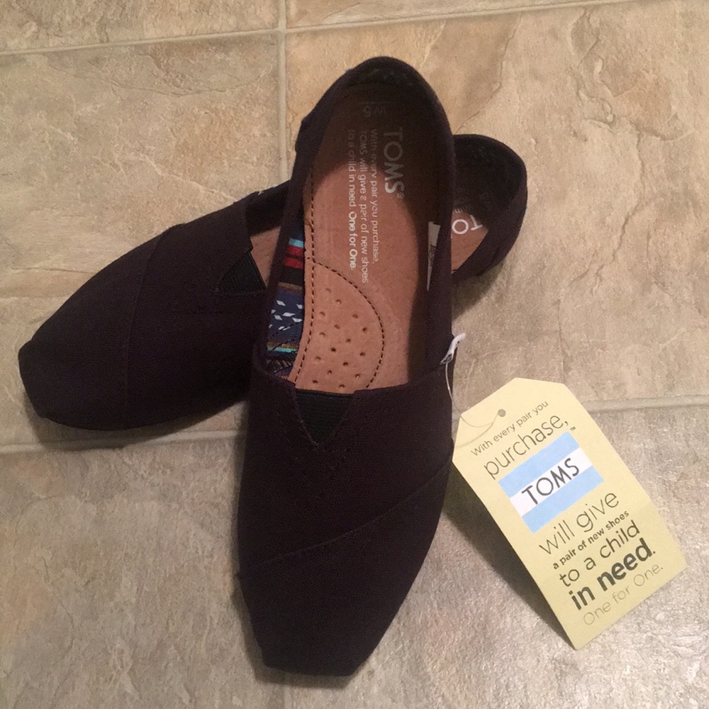 NWT Toms classic canvas size 5